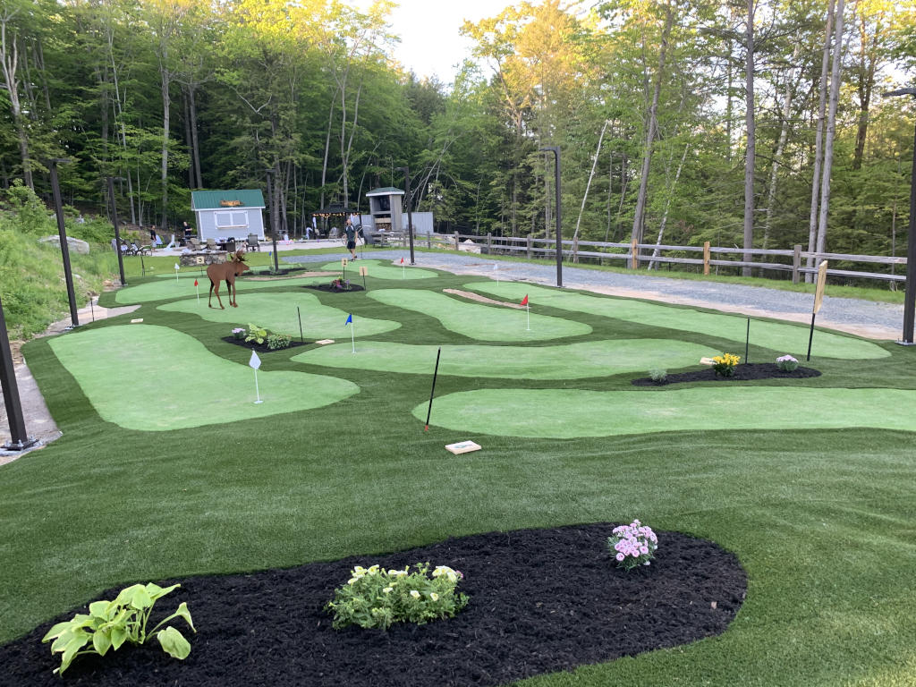 Use versitile settings for your Pittsburgh mini golf course.